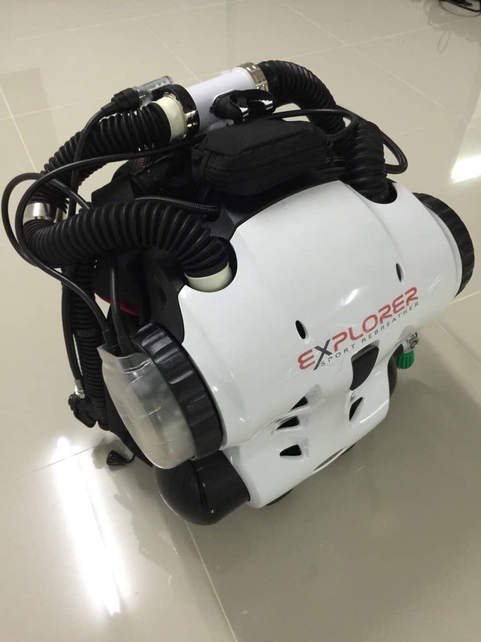 Hollis Explorer Rebreather for Scuba Divers - Using oxygen sensors and a PPO set point to keep you safe.