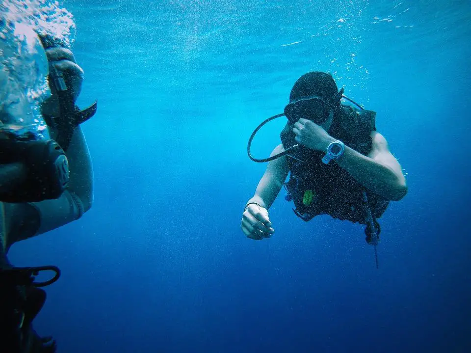 Diver under water with a dive computer - what can you do when your dive computer goes into lockout mode?