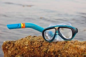 how do snorkels work underwater - Taking a breath of air when snorkeling