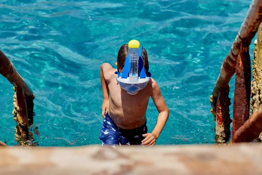 Child with full-face snorkling mask