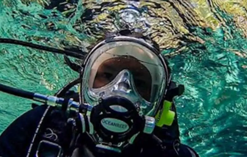 Diving with a mask that integrates the lenses and regulator into one