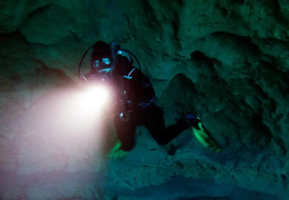 Using a scuba dive light