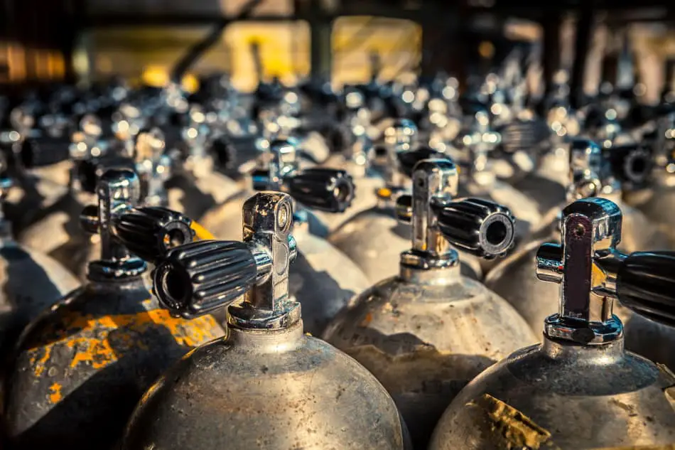 Scuba tanks filled with air - How long will a tank last? Does scuba tank size impact how long you can dive?