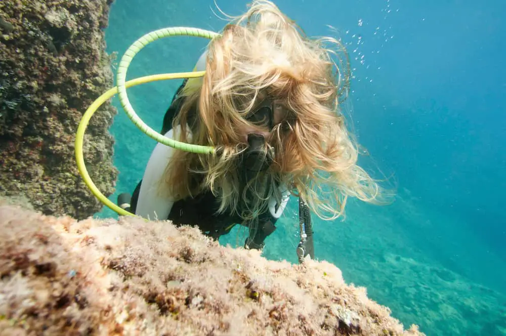 Manage long hair when you scuba dive